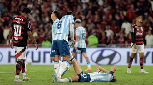 Santiago Sosa é atendido por companheiro durante o Flamengo x Racing (Dhavid Normando/Getty Images)