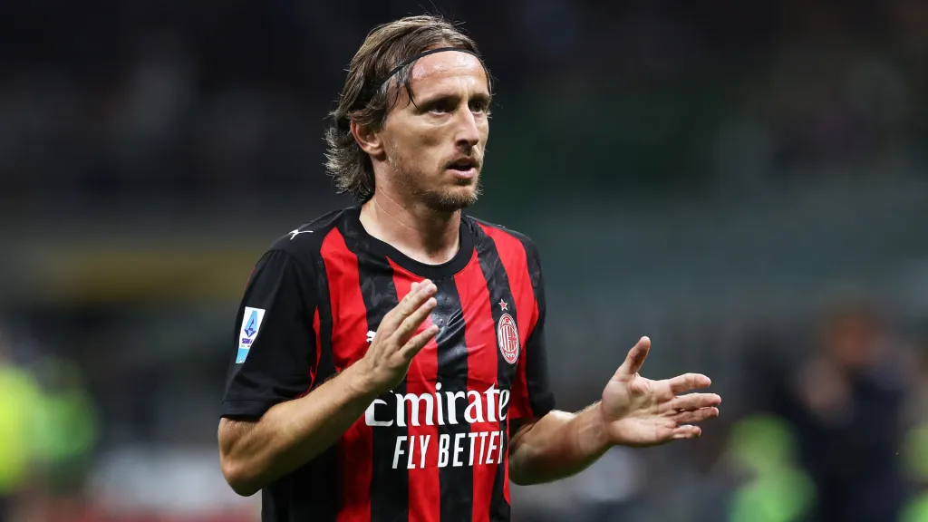 Luka Modrić com a camisa vermelha e preta do Milan (Foto: Marco Luzzani/Getty Images)