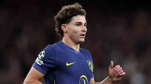 Julián Álvarez pode ser negociado pelo Atlético de Madrid por mais de R$ 938 milhões. (Photo by Alex Pantling/Getty Images)