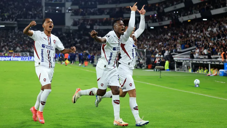 Jogadores da LDU comemorando gol contra o Palmeiras. Foto: Franklin Jacome
