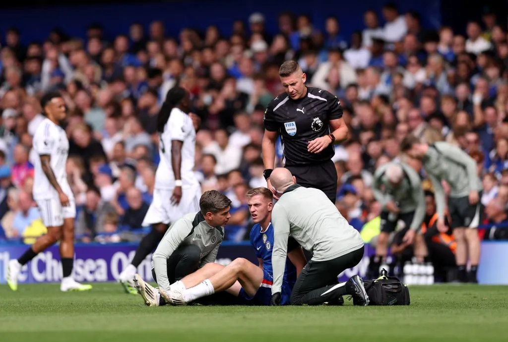 Liam Delap, do Chelsea, recebe tratamento médico durante a partida da Premier League entre Chelsea e Fulham, em Stamford Bridge, em 30 de agosto de 2025, em Londres, Inglaterra. (Foto de Justin Setterfield/Getty Images)