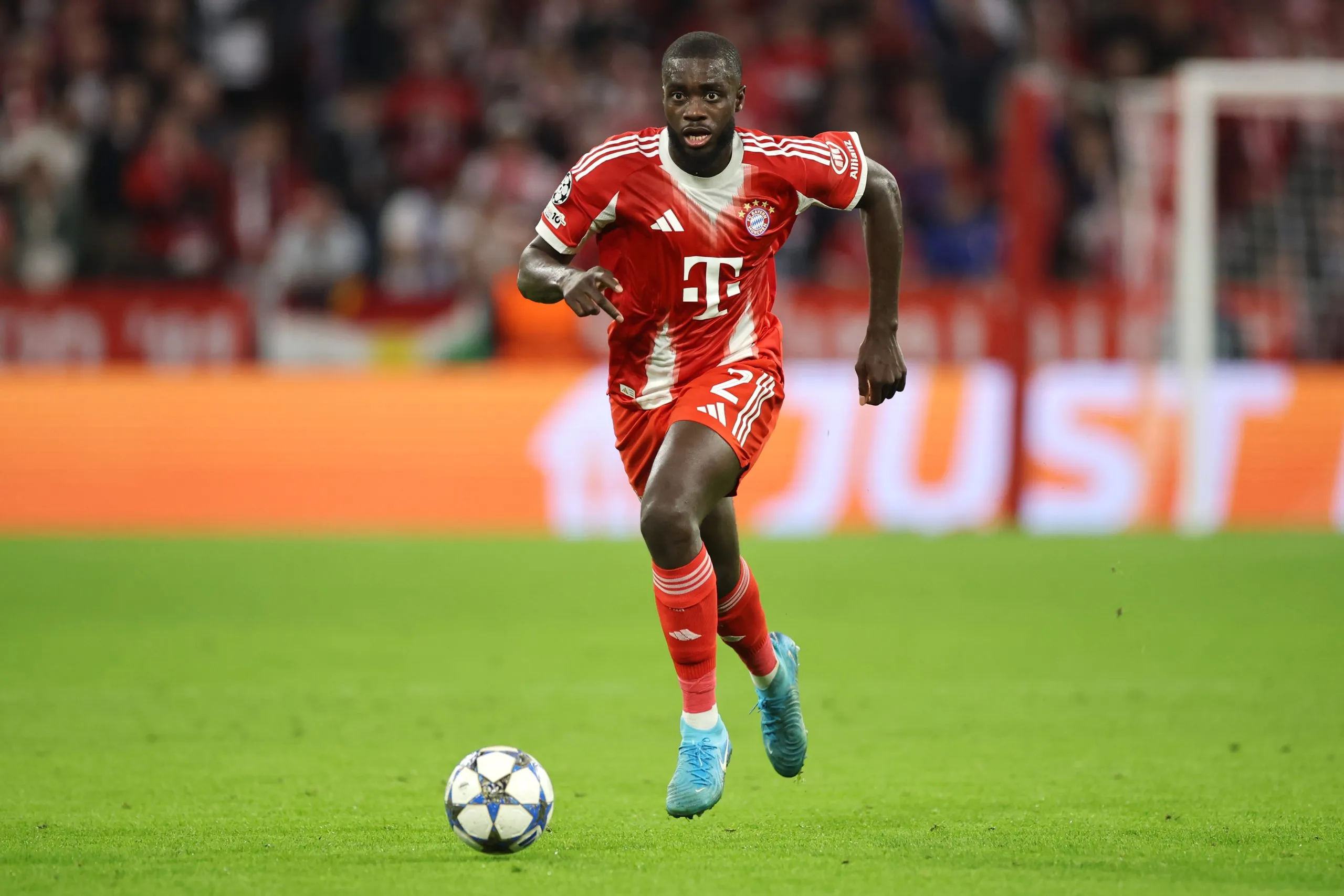 Dayot Upamecano pelo Bayern de Munique. (Foto: Alex Grimm/Getty Images)