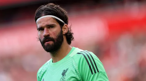 Alisson em ação com o Liverpool