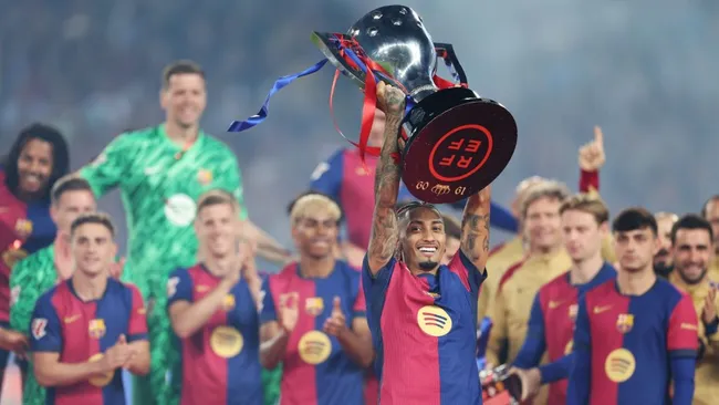 Raphinha levanta troféu do título da La Liga. Foto: Florencia Tan Jun/Getty Images