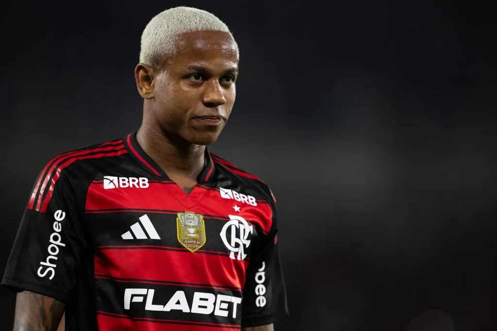 Wallace Yan em campo pelo Flamengo (Foto: Jorge Rodrigues/AGIF)