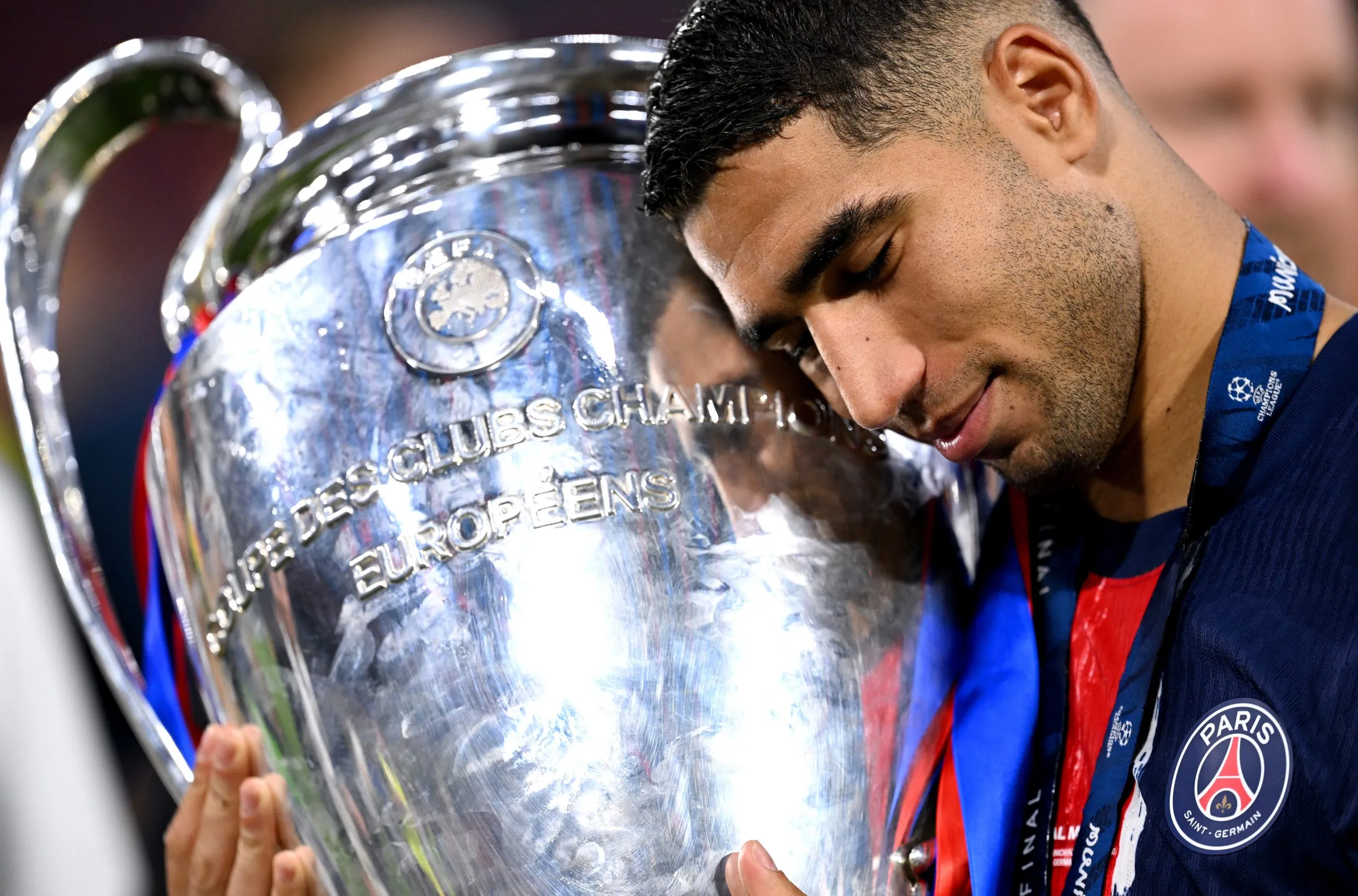 Hakimi, do PSG, abraçado com a taça da CHAMPIONS LEAGUE. Foto: Justin Setterfield/Getty Images)