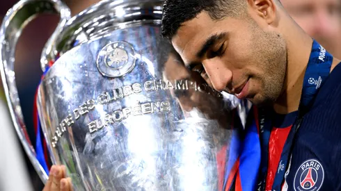Hakimi, com a taça da Champions League, pelo PSG. Treinador Luis Enrique disse que ele é o melhor lateral-direito do mundo (Foto:Justin Setterfield/Getty Images)