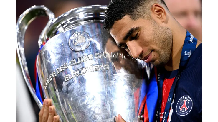 Hakimi, com a taça da Champions League, pelo PSG. Treinador Luis Enrique disse que ele é o melhor lateral-direito do mundo (Foto:Justin Setterfield/Getty Images)