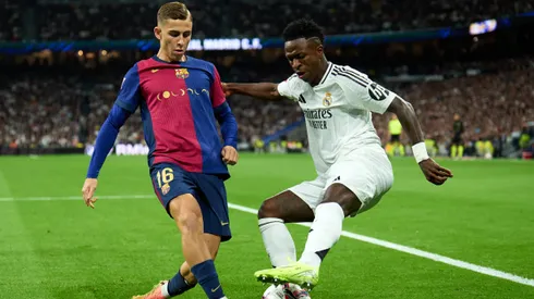 Fermín López e Vinicius Júnior, em campo, pelo El Clássico. Times se enfrentam neste domingo (26). (Foto: Angel Martinez/Getty Images)