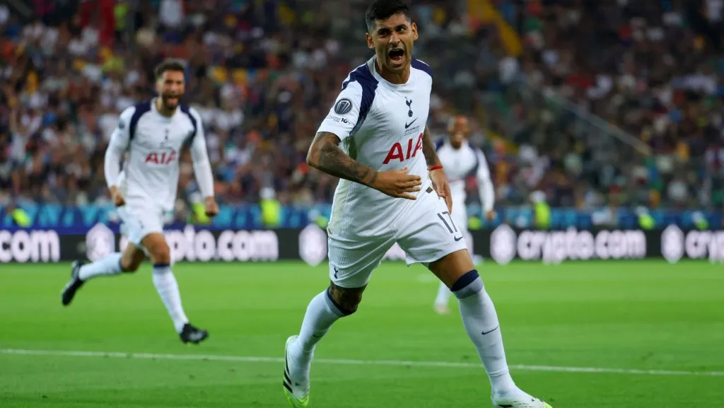 Cristian Romero comemora gol durante partida da Supercopa. Foto: Francesco Scaccianoce/Getty Images