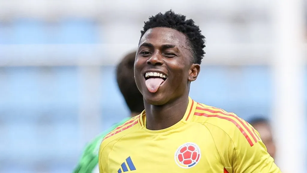 Néiser Villarreal sorrindo em comemoração após gol da seleção sub-20 da Colômbia