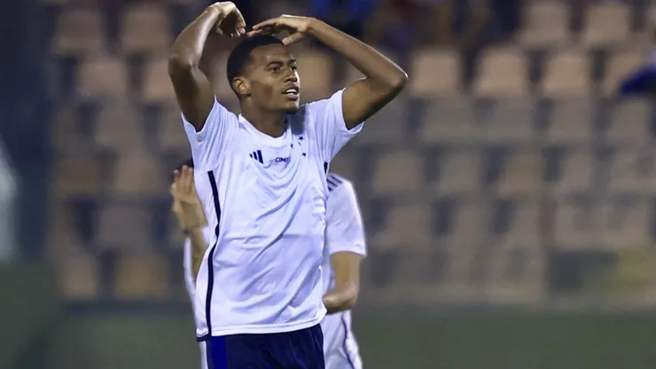 Bruno Alves comemora gol com a camisa do Cruzeiro.