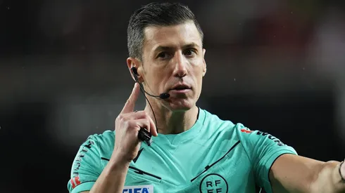 Árbitro de Real Madrid x Barcelona, Soto Grado já apitou cinco partidas na atual temporada (Foto: Aitor Alcalde/Getty Images)