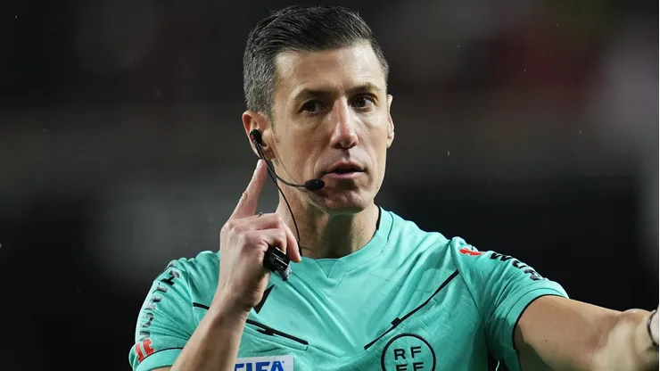 Árbitro de Real Madrid x Barcelona, Soto Grado já apitou cinco partidas na atual temporada (Foto: Aitor Alcalde/Getty Images)