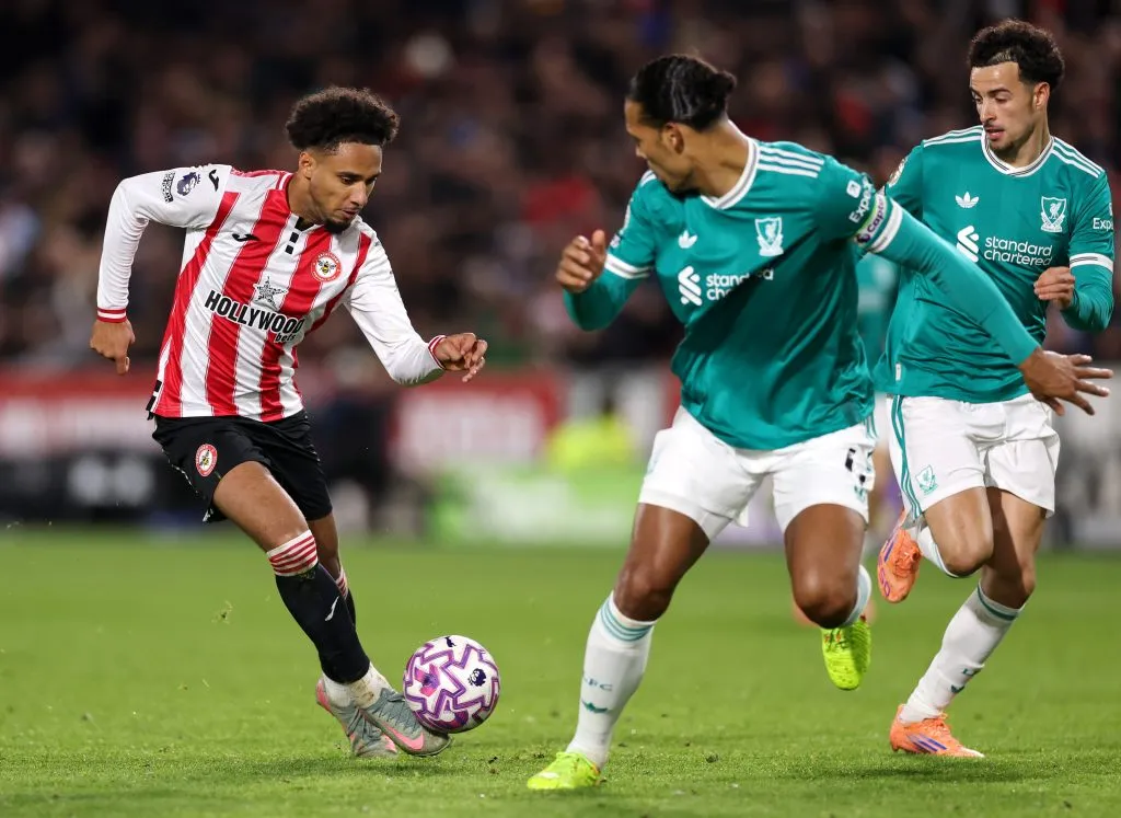 Kevin Schade contra Van Dijk em Brentford x Liverpool. (Foto: Ryan Pierse/Getty Images)