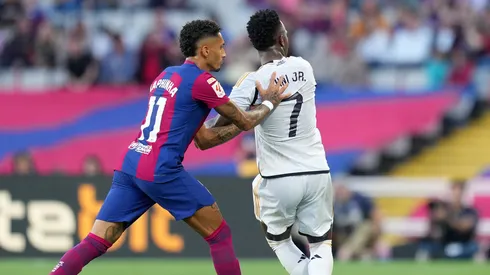 Vinicius Junior e Raphinha em Real Madrid x Barcelona (Foto: Alex Caparros/Getty Images)