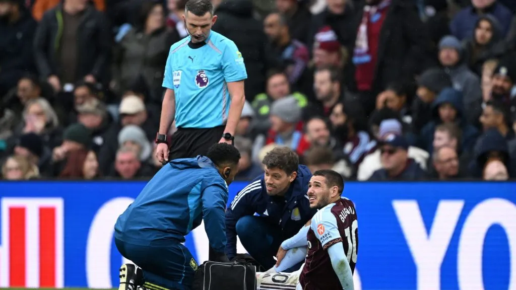 Buendía se machucou no jogo entre Aston Villa e Manchester City (foto: Shaun Botterill/Getty Images)