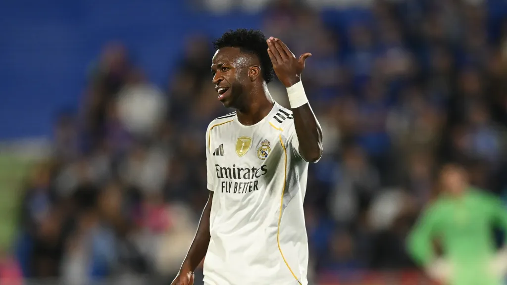 Vinicius Junior reclama durante jogo do Real Madrid (Foto: Denis Doyle/Getty Images)