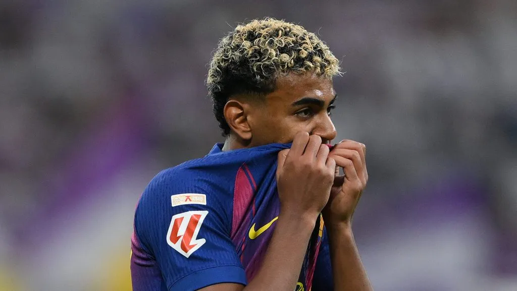 Lamine Yamal cabisbaixo em derrota do Barcelona para o Real Madrid