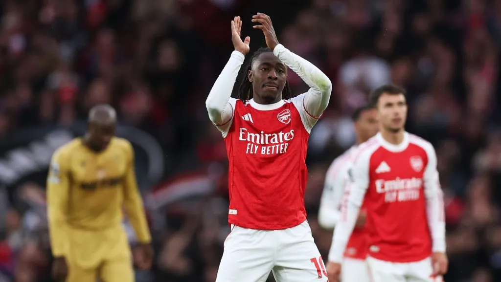 Eberechi Eze, do Arsenal, aplaude os torcedores durante a partida da Premier League entre Arsenal e Crystal Palace no Emirates Stadium, em Londres, Inglaterra. (Foto: Alex Pantling/Getty Images)