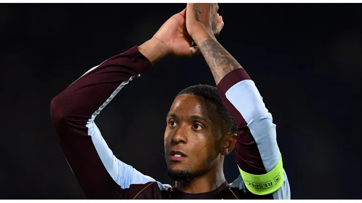 Ezri Konsa, zagueiro do Aston Villa e titular frequente da seleção inglesa, desperta interesse de gigantes da Premier League. Manchester City e Tottenham lideram a corrida por sua contratação, enquanto o contrato em vigor e o desempenho consistente do defensor tornam sua situação uma das mais observadas do mercado. (Foto: Stuart Franklin/Getty Images)