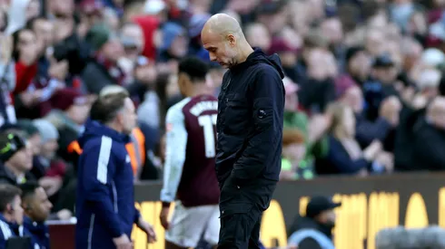 Pep Guardiola manteve a serenidade mesmo após a derrota do Manchester City para o Aston Villa e o aumento da vantagem do Arsenal na Premier League. (Foto de Dan Mullan/Getty Images)