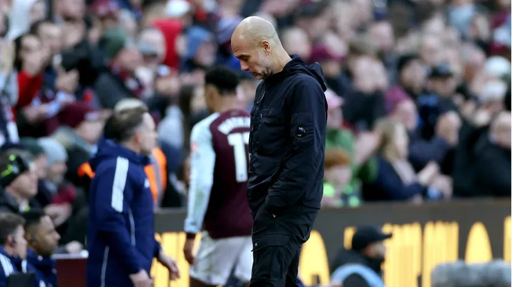 Pep Guardiola manteve a serenidade mesmo após a derrota do Manchester City para o Aston Villa e o aumento da vantagem do Arsenal na Premier League. (Foto de Dan Mullan/Getty Images)