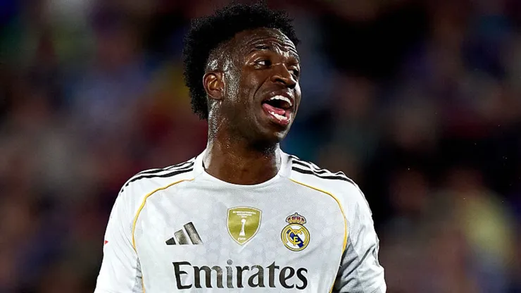 Vini Jr. reclama durante jogo do Real Madrid.
