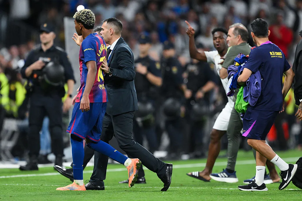 Vini Jr e Lamine Yamal se desentenderam no clássico em Real Madrid x Barcelona. Huijsen saiu em defesa dos dois jogadores  (Foto: David Ramos/Getty Images)