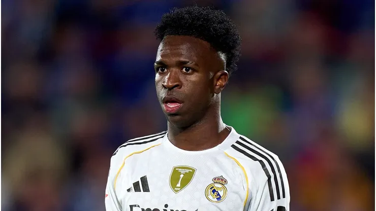 Vini Jr ficou irritado ao ser substituído contra o Barcelona. O clube considerou a atitude desnecessária. (Foto: Angel Martinez/Getty Images)