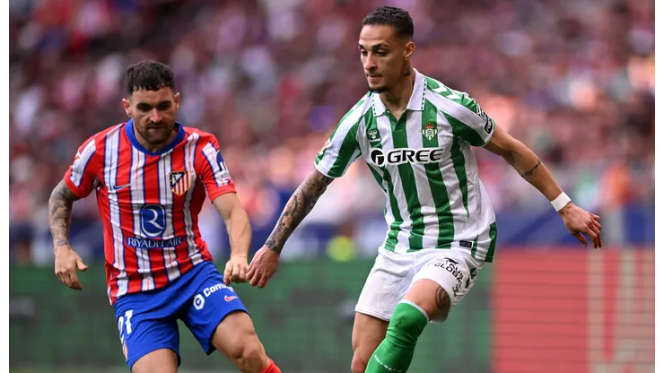 Galan e Antony, em campo. Real Betis x Atlético de Madrid se enfrentam nesta segunda (27). (Foto: Denis Doyle/Getty Images)