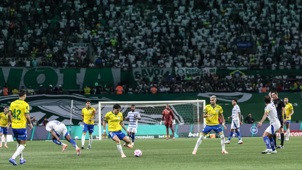 Torcida do Palmeiras pede treino aberto (Foto: Marcello Zambrana/AGIF)
