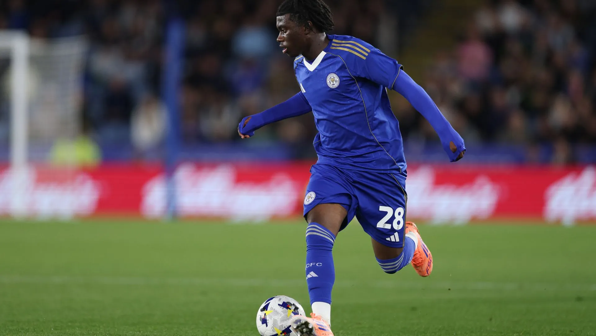 Jeremy Monga, alvo do Tottenham, de camisa azum em jogo do Leicester. Foto:  Michael Regan/Getty Images