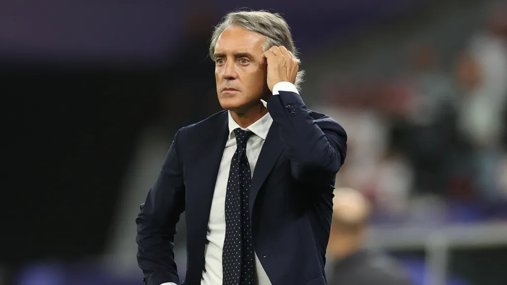 Roberto Mancini, de terno, arrumando o cabelo durante partida da Arábia Saudita (Foto: Robert Cianflone/Getty Images)