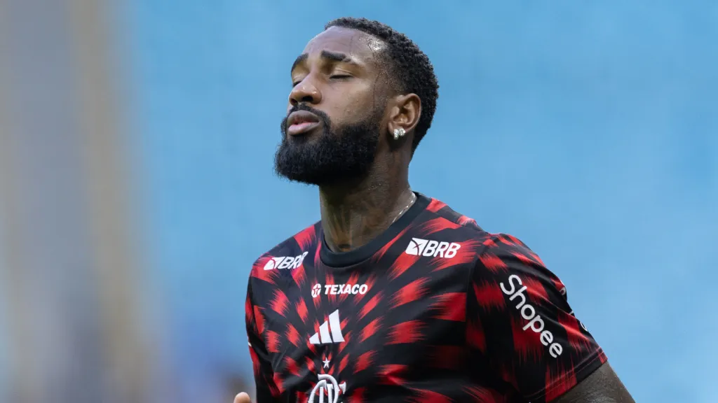 Gerson, com a camisa de treino, durante aquecimento pelo Flamengo. (Foto: Liamara Polli/AGIF)
