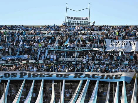 Torcedores do Racing fazem festa com bandeirão e chuva de fogos antes da partida contra o Flamengo