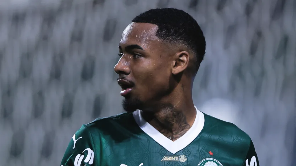 Allan Elias olhando para o lado durante jogo do Palmeiras. (Foto: Ettore Chiereguini/AGIF)