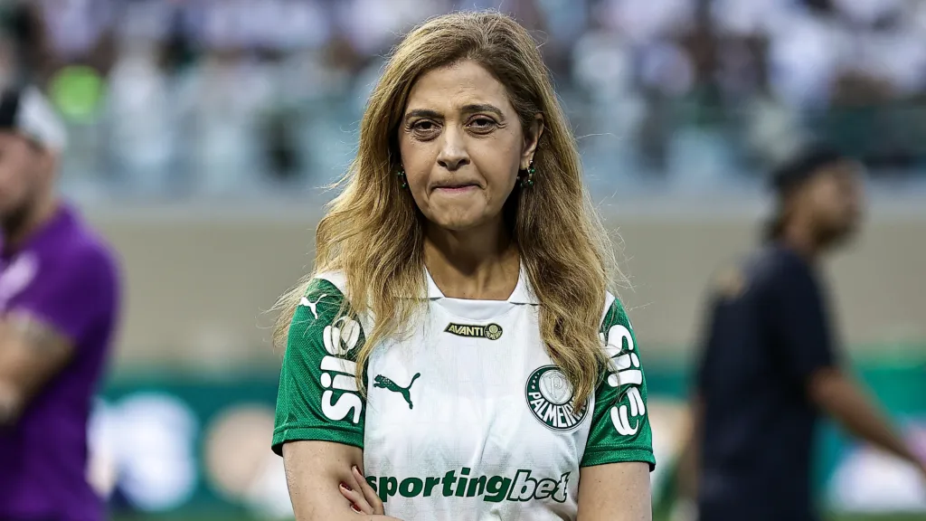 Leila Pereira, presidente do Palmeiras, com os braços cruzados antes de enfrentar o Corinthians (Foto: Fabio Giannelli/AGIF)