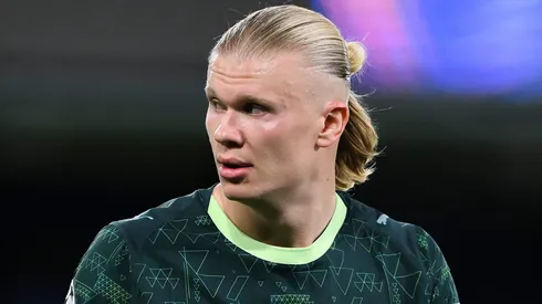 Guardiola comentou sobre a situação de Haaland após choque com a trave no jogo contra o Aston Villa. O centroavante pode ficar descansando na Copa da Liga, assim como outros. (Foto: David Ramos/Getty Images)