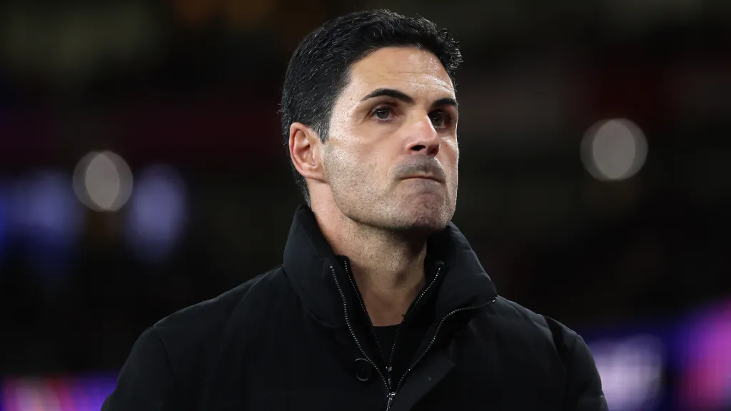 Mikel Arteta irritado durante partida do Arsenal (Foto: Alex Pantling/Getty Images)
