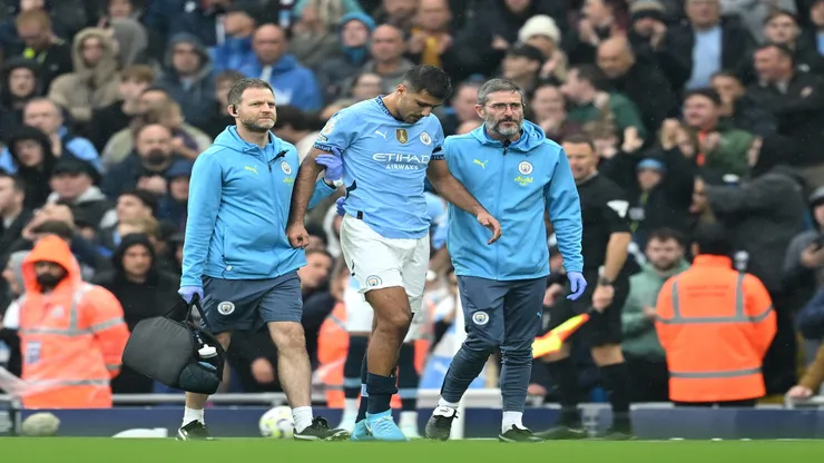 Rodri, do Manchester City, deixa o campo após lesão em partida da Premier League - Michael Regan/Getty Images
