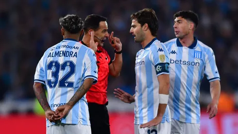 Jogadores do Racing conversam com árbitro (Marcelo Endelli/Getty Images)