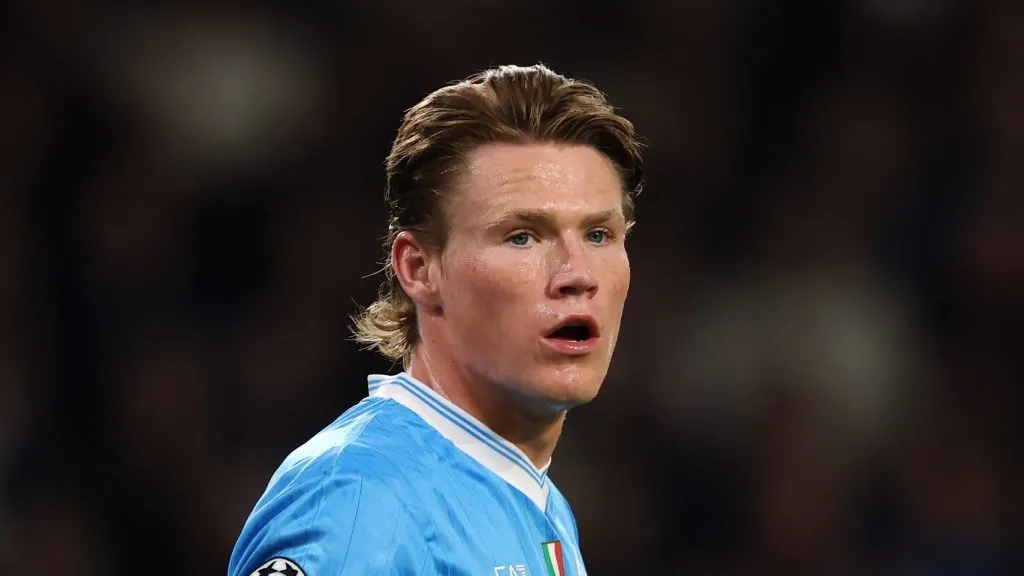 McTominay com uma expressão de espanto vestindo uma camisa azul do Napoli