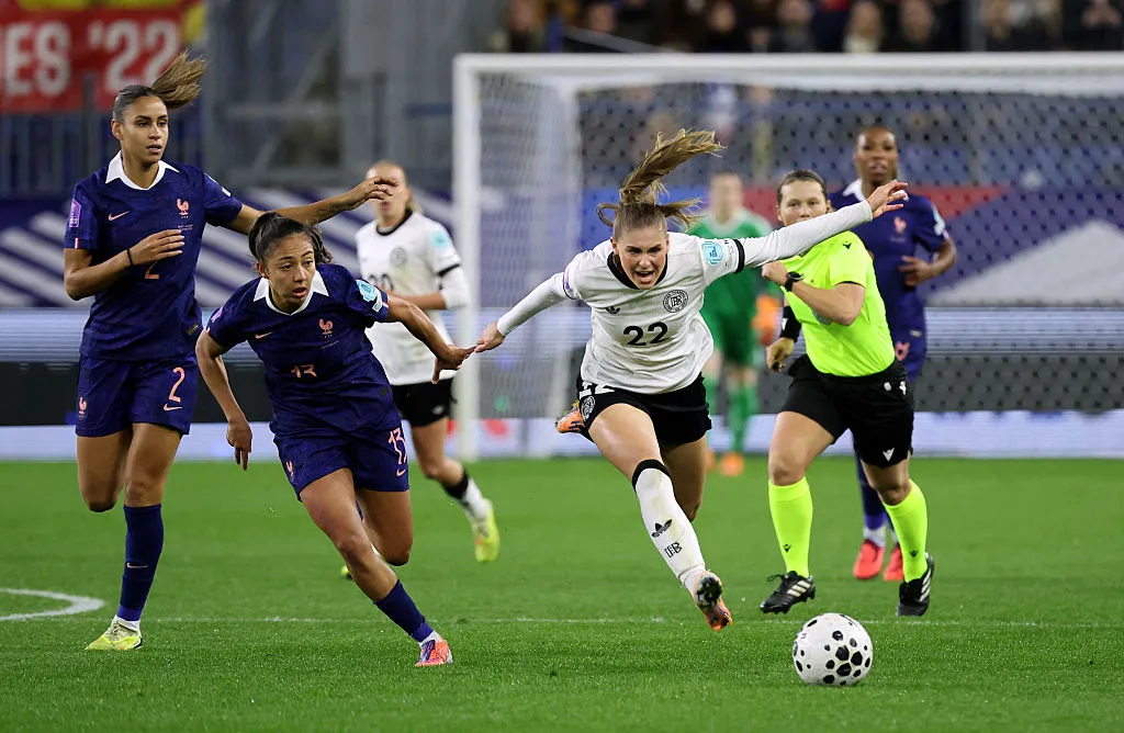 Jogadoras de Alemanha e França brigam pela bola -  Foto: Catherine Steenkeste/Getty Images