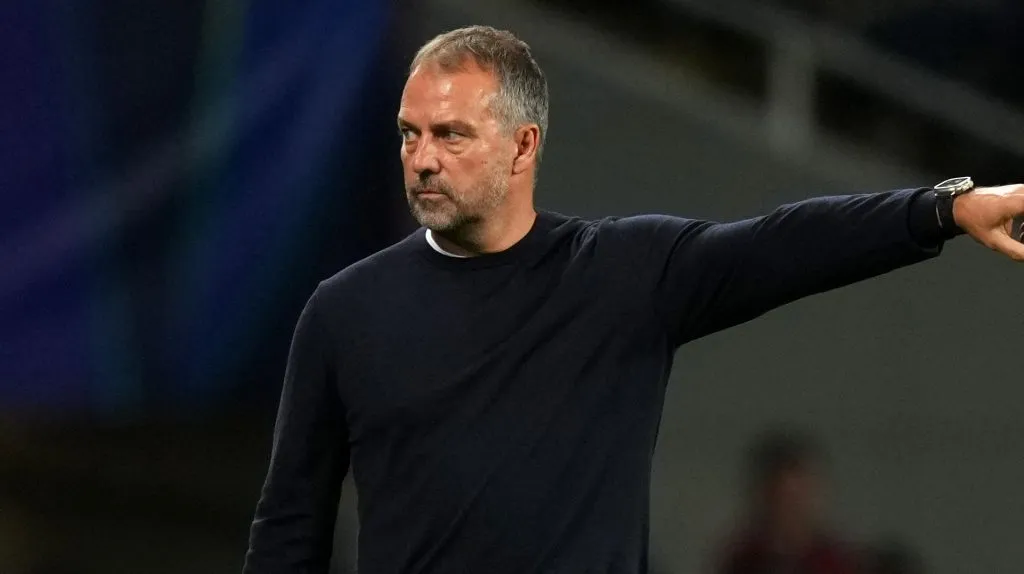 Hansi Flick apotando à beira do campo em jogo do Barcelona
