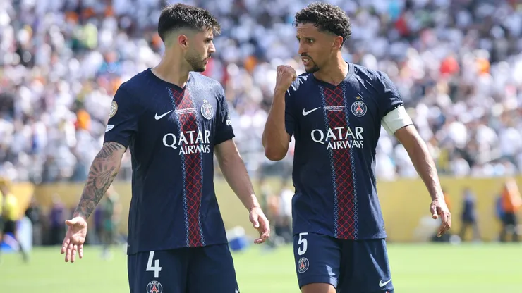 Beraldo e Marquinhos conversam em jogo do PSG