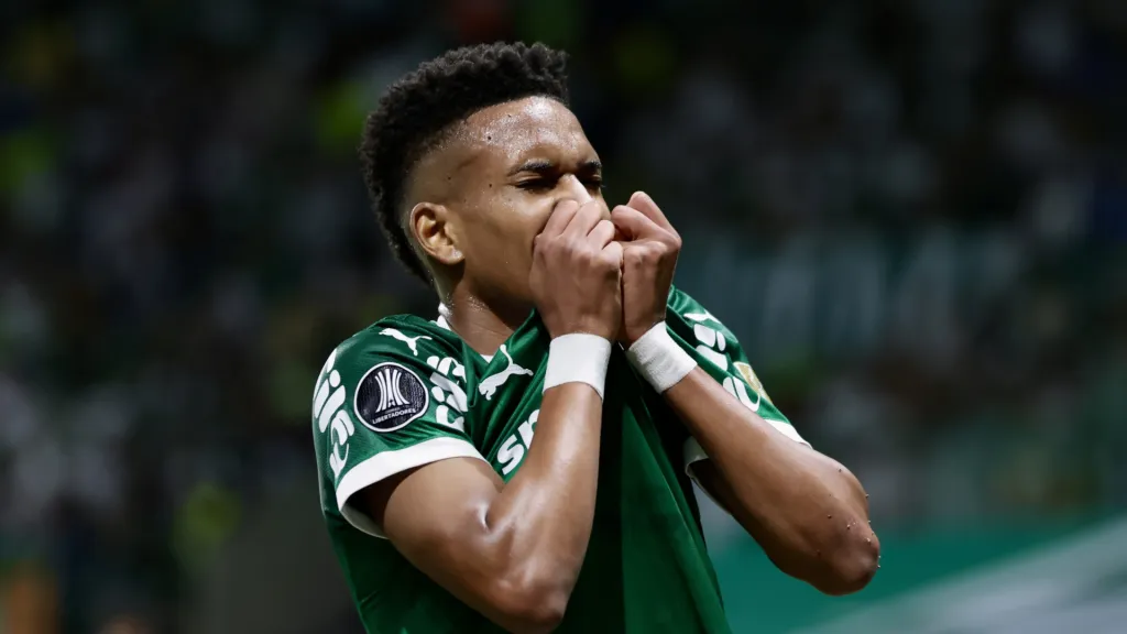 Estêvão beija o escudo do Palmeiras após marcar gol (Foto: Marcello Zambrana/AGIF)