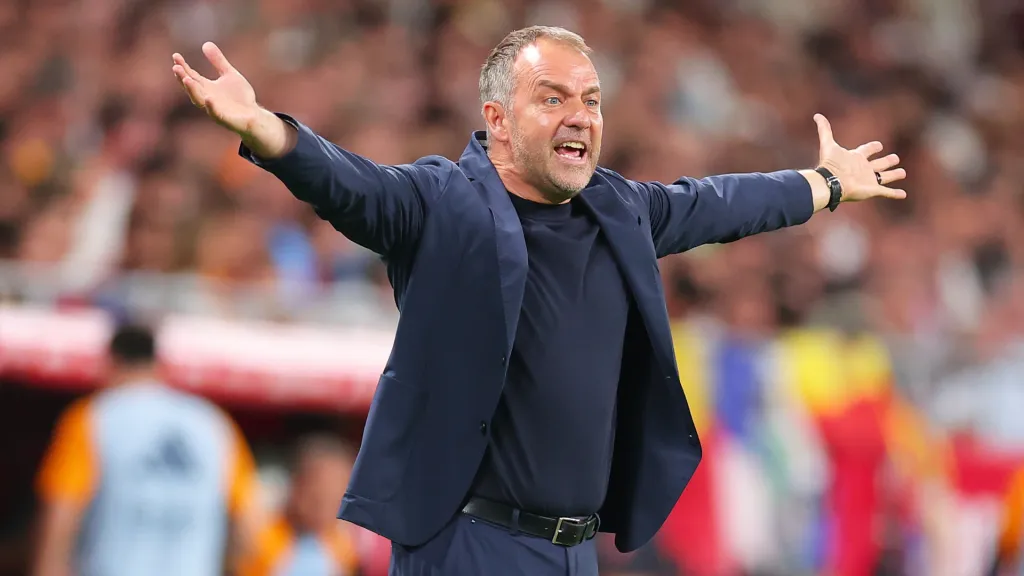 Hansi Flick reclama durante partida do Barcelona (Foto: Fran Santiago/Getty Images)