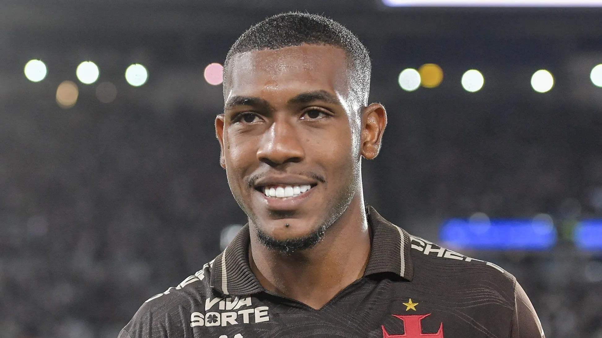 Rayan sorrindo e vestindo a camisa do Vasco