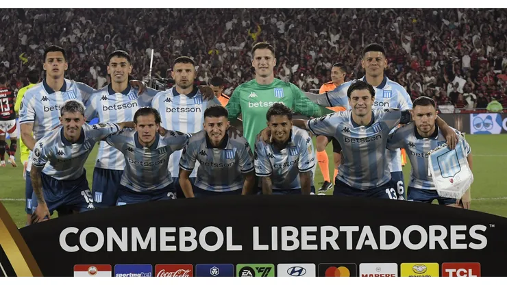 Jogadores do Racing, em campo. Time terá quatro desfalques e quatro pendurados contra o Flamengo (Foto: Dhavid Normando/Getty Images)
